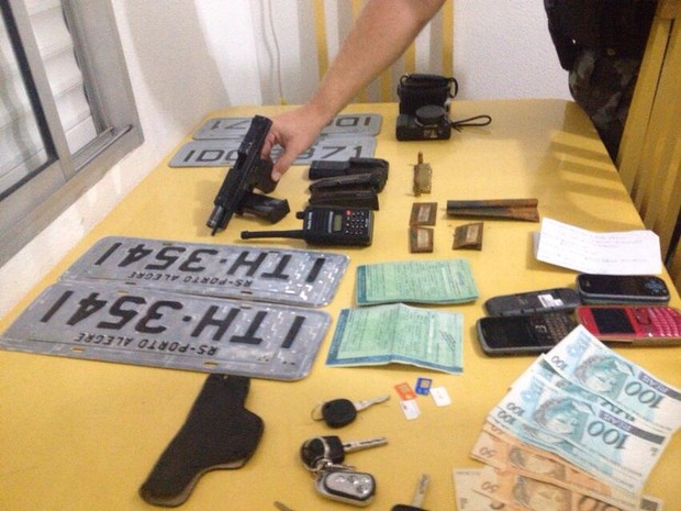 Polícia apreende armas, dinheiro, celulares, documentos e placadas clonadas (Foto: Marjuliê Martini/Divulgação)