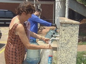 Moradores pegam água em bica de poço artesiano em Rio Preto (Foto: Reprodução/ TV TEM)