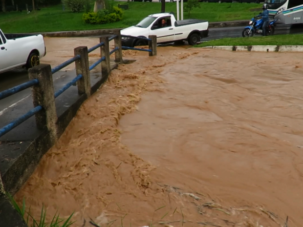 Ruas ficaram alagadas após chuvas atingirem Poços de Caldas, MG (Foto: Reprodução EPTV)