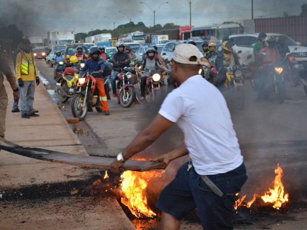 Manifestantes colocaram fogo em pneus para impedir o avanço de carros e motos; a interdição durou pouco mais de uma hora, segundo a PRF (Foto: Toni Francis/G1)