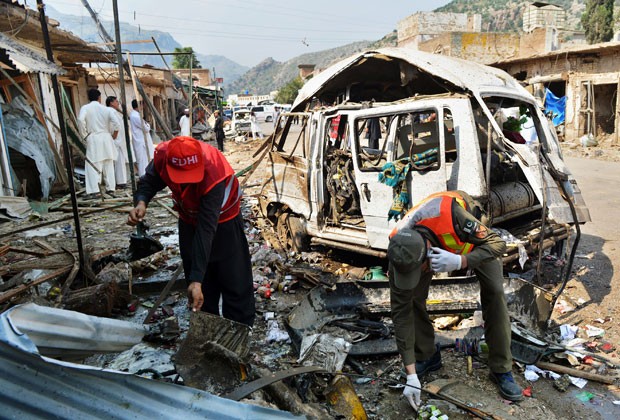 Oficiais paquistaneses analisam área onde ocorreu explosão de carro bomba (Foto: AFP)