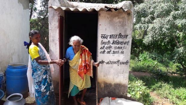 O banheiro custou cerca de R$ 1.100 para Kunwar  (Foto: BBC)