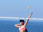 Letícia Wiermann joga tênis de praia em Ipanema, no Rio