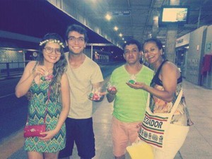 Casal bem-humorado vende trufas em ônibus para se casar em Uberlândia (Foto: Arquivo Pessoal/Telmo Ribeiro)