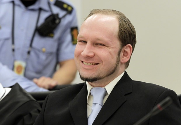 O terrorista de extrema-direita Anders Breivik sorri durante seu julgamento nesta quinta-feira (21) em Oslo (Foto: AFP) O terrorista de extrema-direita Anders Breivik sorri durante seu julgamento nesta quinta-feira (21) em Oslo (Foto: AFP)