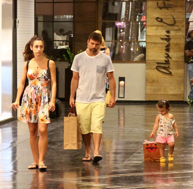 Marcelo Faria com a família em shopping do Rio (Foto: Daniel Delmiro / AgNews)