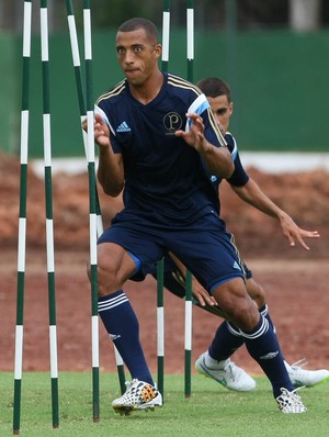 Vitor Hugo ganha alívio de Oswaldo e diz: 