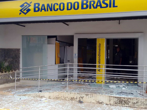 Suspeitos explodiram caixas eletrônicos neste domingo (5) em duas agências bancárias de Santana da Vargem, MG; pelo menos 20 pessoas que estavam lanchonete próxima ao local foram feitas reféns (Foto: Ernane Fiuza/EPTV) Suspeitos explodiram caixas eletrônicos neste domingo (5) em duas agências bancárias de Santana da Vargem, MG; pelo menos 20 pessoas que estavam lanchonete próxima ao local foram feitas reféns (Foto: Ernane Fiuza/EPTV)