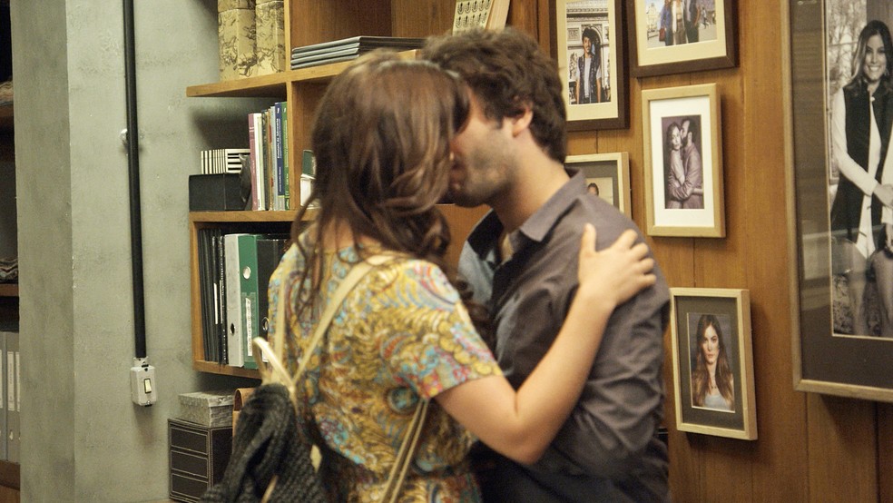 Marina beija Tiago (Foto: TV Globo)