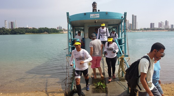 Na corrida de aventura urbana, os atletas precisaram vivenciar a mobilidade urbana na travessia das barquinhas (Foto: Luana Bernardes/ TV Grande Rio)