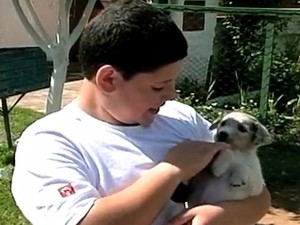 Luan Marques adotou um dos cães que salvou (Foto: Reprodução/RBS TV)