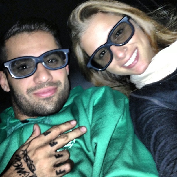 Ex-BBB Yuri e a namorada, Angela Sousa, em cinema no Rio (Foto: Instagram/ Reprodução)