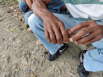 Pai acredita que estrutura auxilia jovens a não voltar para o crime (Foto: Katherine Coutinho / G1)