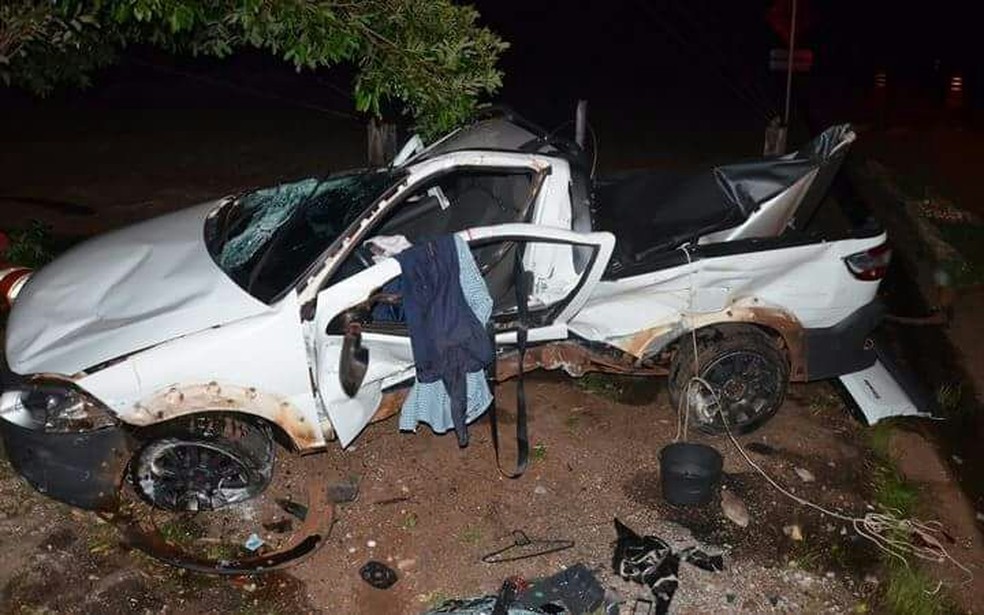Carro ficou praticamente destruído (Foto: Corpo de Bombeiros/Divulgação)