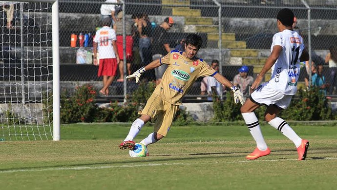 Donizete domina a bola na frente de Wanderson (Foto: Ailton Cruz/ Gazeta de Alagoas)