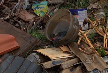 Lixões em terrenos podem ser encontrados no Centro da cidade (Foto: Reprodução/TVCA)