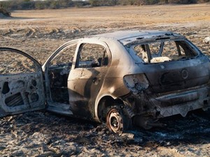 Um dos veículos utilizados pelos criminosos em Guamaré foi abandonado e incendiado (Foto: Josivan Dantas)