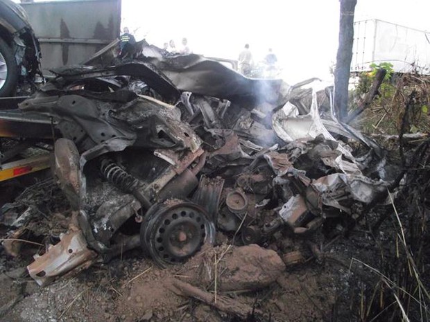 O carro, onde viajavam quatro pessoas, ficou totalmente destruído, após acidente entre Talismã e Alvorada (Foto: Divulgação/Defesa Civil Talismã)