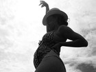 Bar Refaeli mostra barrigão de grávida ao usar maiô e brinca na web