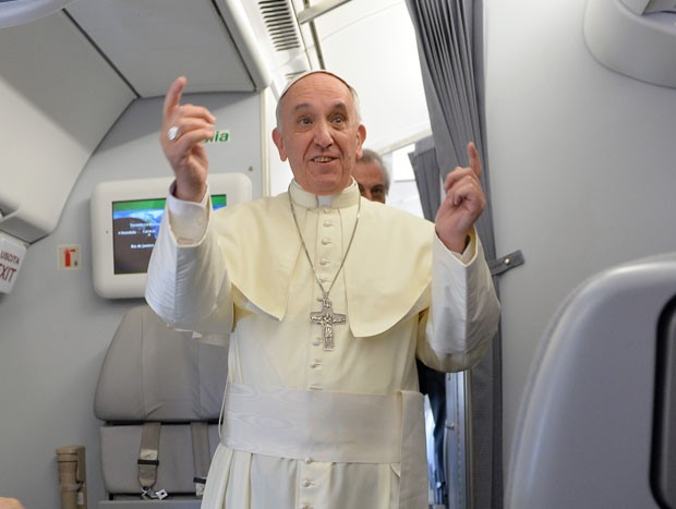 Papa Francisco fala com jornalistas durante voo para o Brasil (Foto: Luca Zennaro/AP)