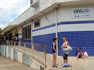 Cintia e aguardava atendimento médico com a filha no pronto-socorro em Piracicaba (Foto: Fernanda Zanetti/G1)