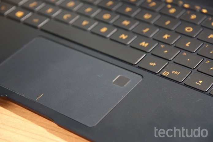 Touchpad no ZenBook 3 traz leitor de impressão digital (Foto: Fabrício Vitorino/TechTudo)