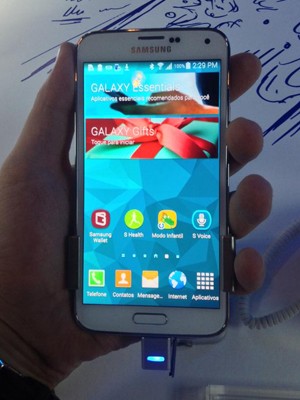 Galaxy S5 tem tela de 5,1 polegadas, sensor de digitais e filma em 4K (Foto: Gustavo Petró/G1)