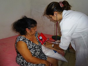 Procedimentos iniciais do atendimento incluem a verificação da pressão arterial do paciente (Foto: Fernanda Zauli/G1)