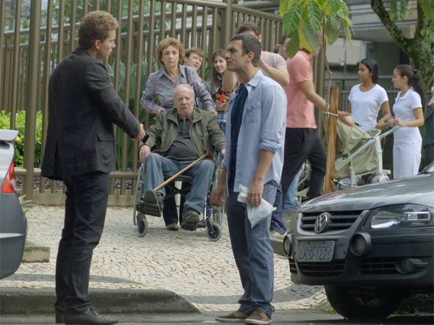 Vinícius e Luís Fernando discutem no meio da rua (Foto: TV Globo)