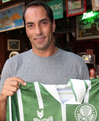 Edmundo recebe torcida em loja oficial de São José e vibra com vitória sobre Sport