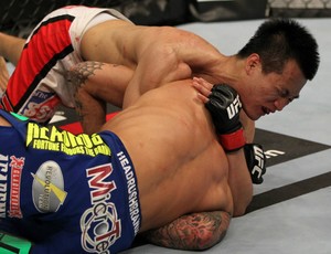 Chan Sung Jung finaliza Dustin Poirier no UFC (Foto: Agência Getty Images)