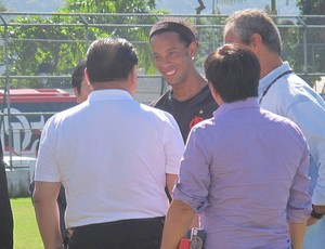 ronaldinho conversa com joel e deixa campo sorrindo (Foto: Janir Júnior / Globoesporte.com)
