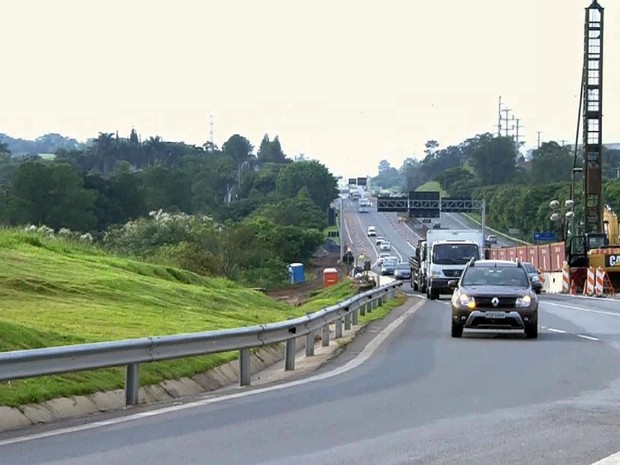 Trecho da Rodovia Anhanguera, em Vinhedo, onde parte do asfalto cedeu no fim de janeiro (Foto: Reprodução EPTV)