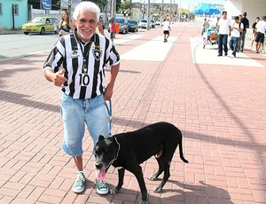 torcedor do Botafogo com cachorro no Engenhão (Foto: Thiago Fernandes / Globoesporte.com)