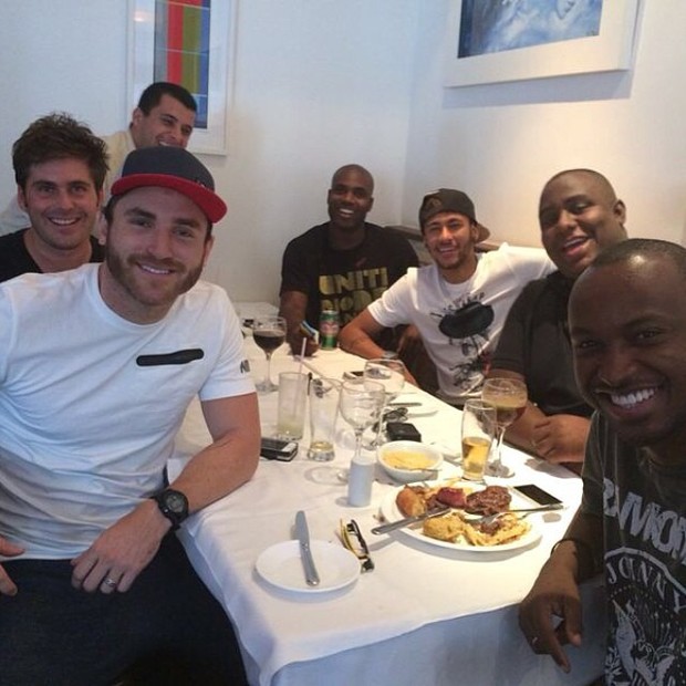 Thiaguinho e Neymar almoçam com amigos (Foto: Instagram / Reprodução)