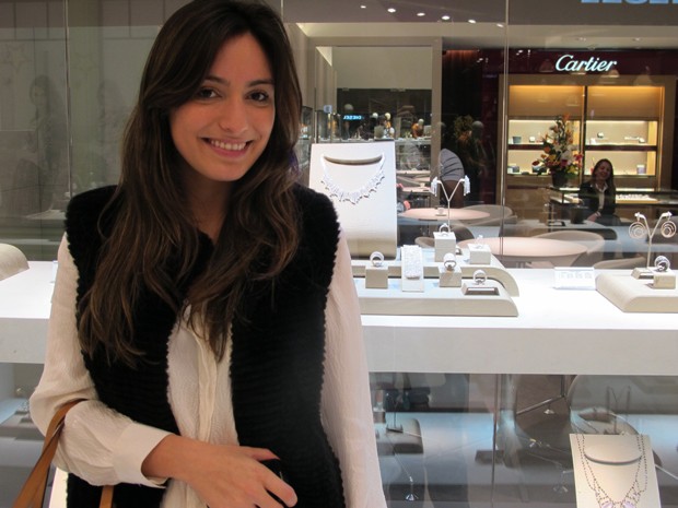 Fernanda observa, encantada, colar de R$ 256.000,00 (Foto: Fabiano Correia/G1)