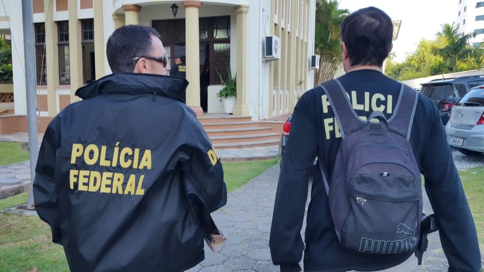 Polícia Federal cumpriu mandados em Balneário Camboriú (Foto: Luiz Souza/RBS TV)