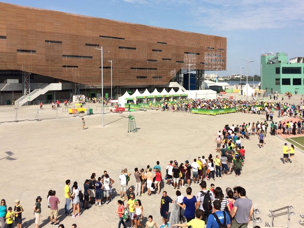 Fila gigantesca dentro do Parque Olímpico no primeiro dia de competições  (Foto: Matheus Rodrigues/G1)