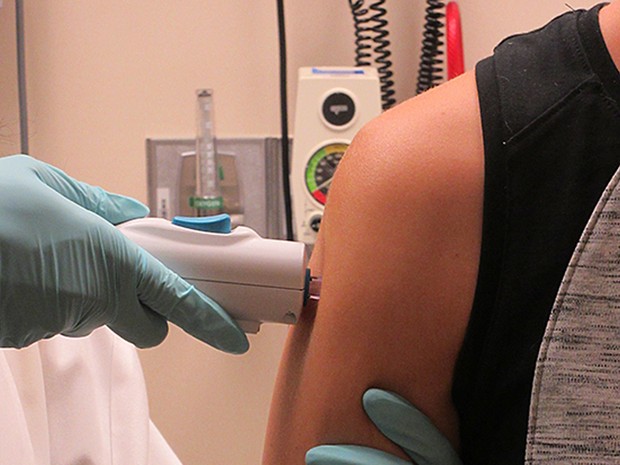 Voluntário saudável recebe a vacina de DNA desenvolvida pelo NIAID-NIH, nos Estados Unidos. A vacina entrou na fase 1 de testes clínicos  (Foto: NIAID)