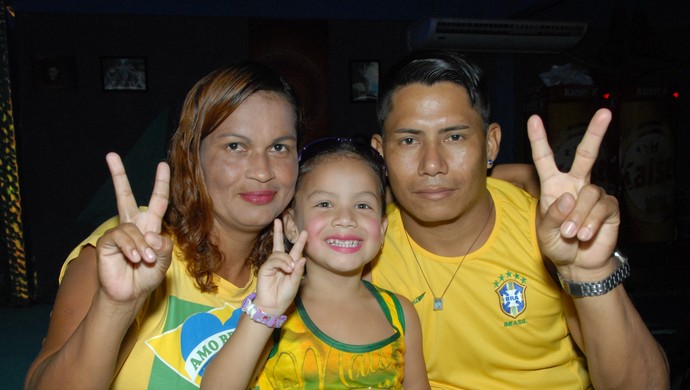 Casal Nildo e Eliane levou a filha de cinco anos para torcer pelo Brasil, em Macapá (Foto: Gabriel Penha/GE-AP)