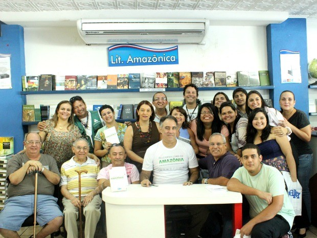 Luís Augusto foi prestigiado por estudantes, profissionais de jornalismo e pela equipe de jornalismo da TV Amazonas (Foto: Marcos Dantas / G1 AM)