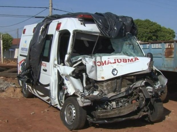 Ambulância ficou destruída com o acidente (Foto: Reprodução/TV TEM)