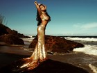 É uma sereia? Patricia Jordane posa sensual em praia do Rio