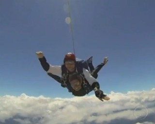 Diana Sabadini também já se aventurou saltando de paraquedas (Foto: Reprodução Plugue)