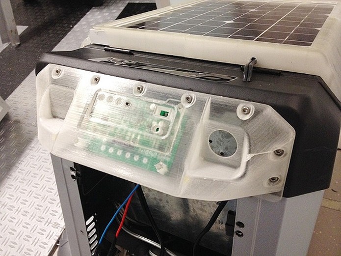 O protótipo vem com painel solar que pode ser destacado para a captação de luz (Foto: Divulgação/SolarCooler)
