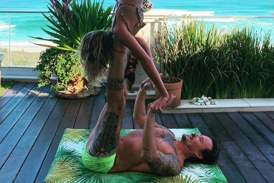 Paulo Vilhena equilibra namorada Maria Luiza (Foto: Reprodução/Instagram) Paulo Vilhena equilibra namorada Maria Luiza (Foto: Reprodução/Instagram)