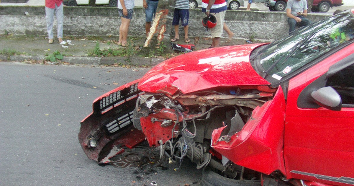 G1 Mulher Perde Controle De Carro E Bate Em árvore Em São Vicente Sp