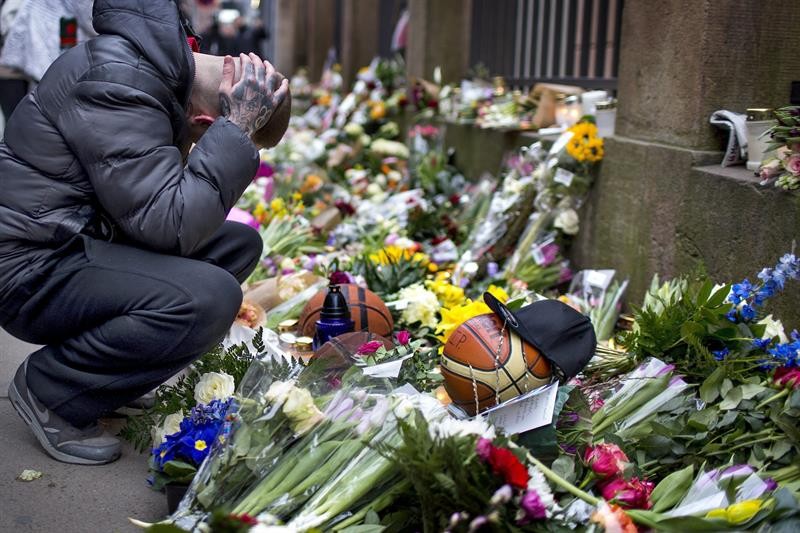  Flores e velas são deixadas em frente à sinagoga Crystal Gade, em Copenhagen, Dinamarca, onde ocorreram os atentados no fim de semana. Uma pessoa morreu e três ficaram feridas