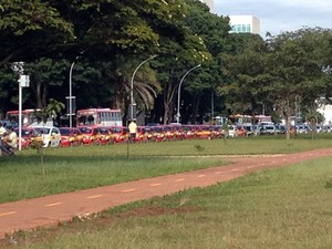 Cerca de 500 carros de autoescolas participam de ato na Esplanada dos Ministérios (Foto: Lucas Salomão/G1)