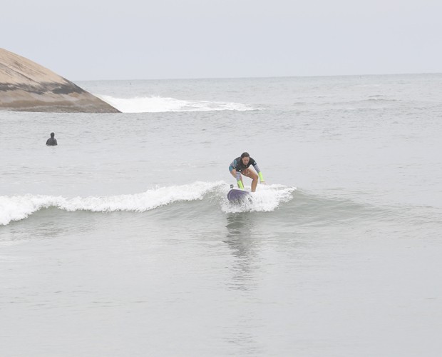 Fabiula se equilibra na prancha de surfe (Foto: Artur Meninea/ TV Globo)